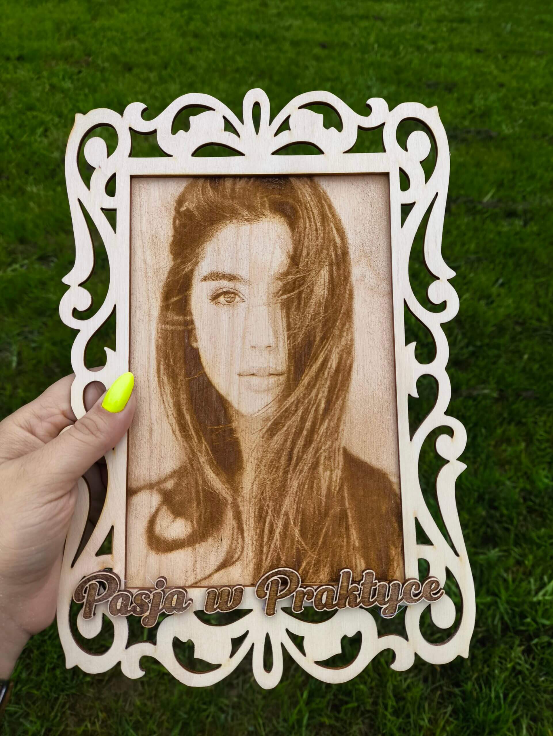 🌟 Drewniana Ramka z Grawerowanym Portretem 🌟 - obrazek 6