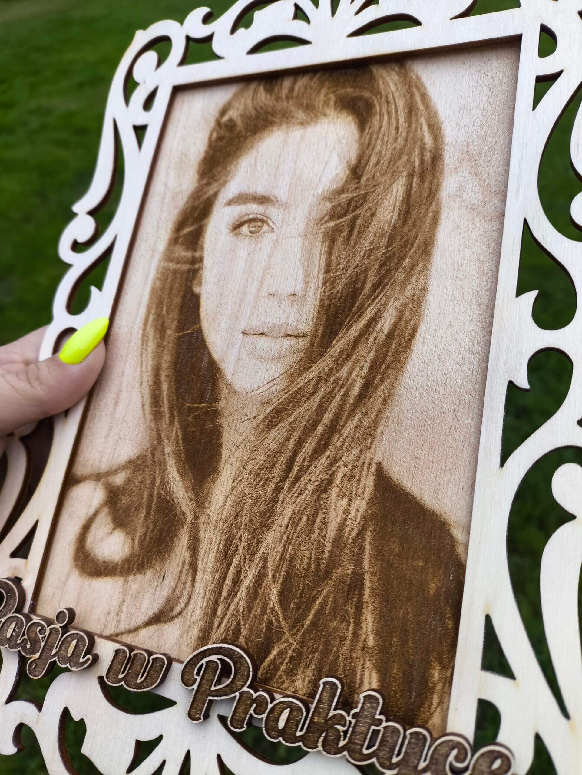 🌟 Drewniana Ramka z Grawerowanym Portretem 🌟