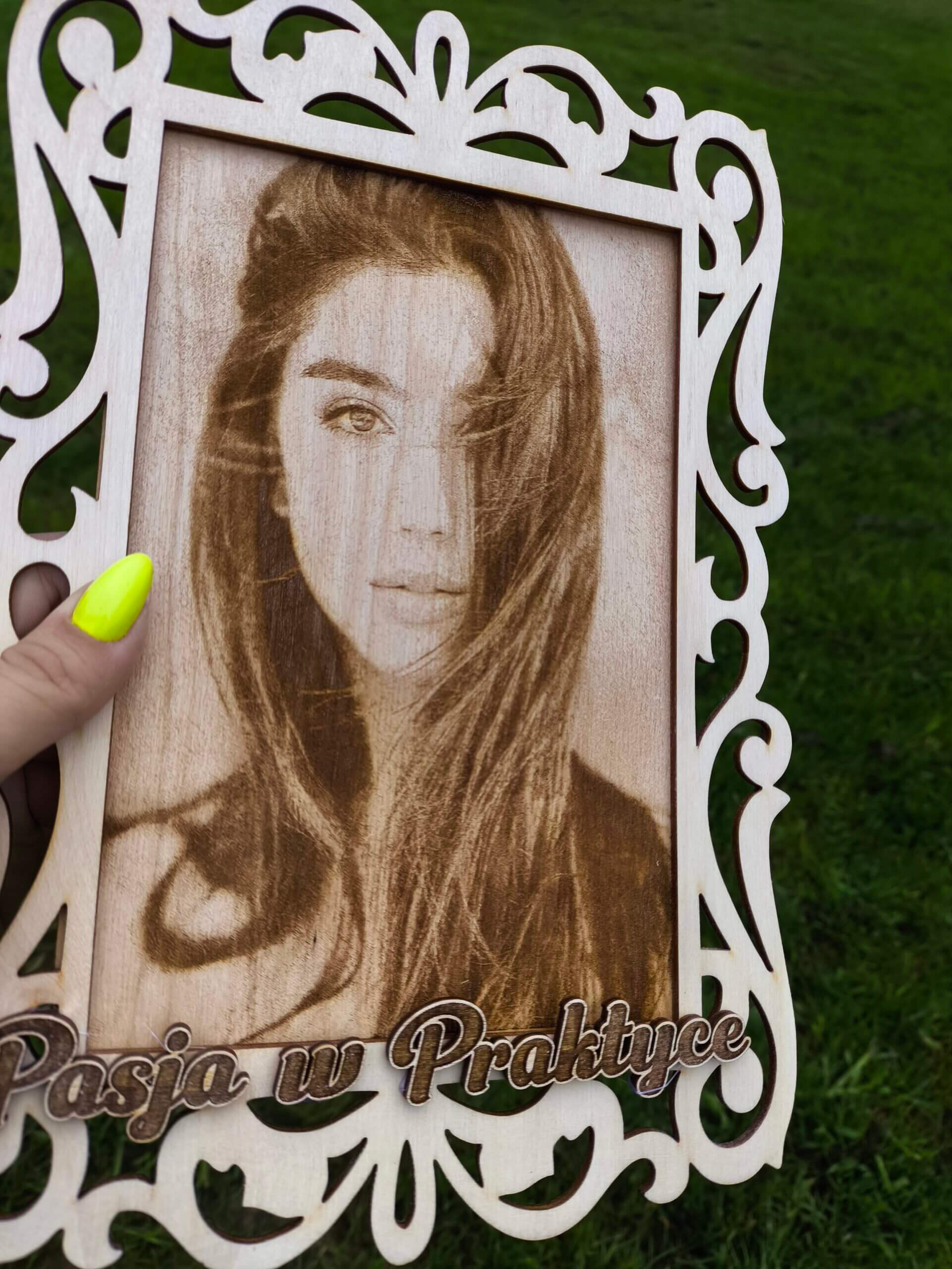 🌟 Drewniana Ramka z Grawerowanym Portretem 🌟 - obrazek 2