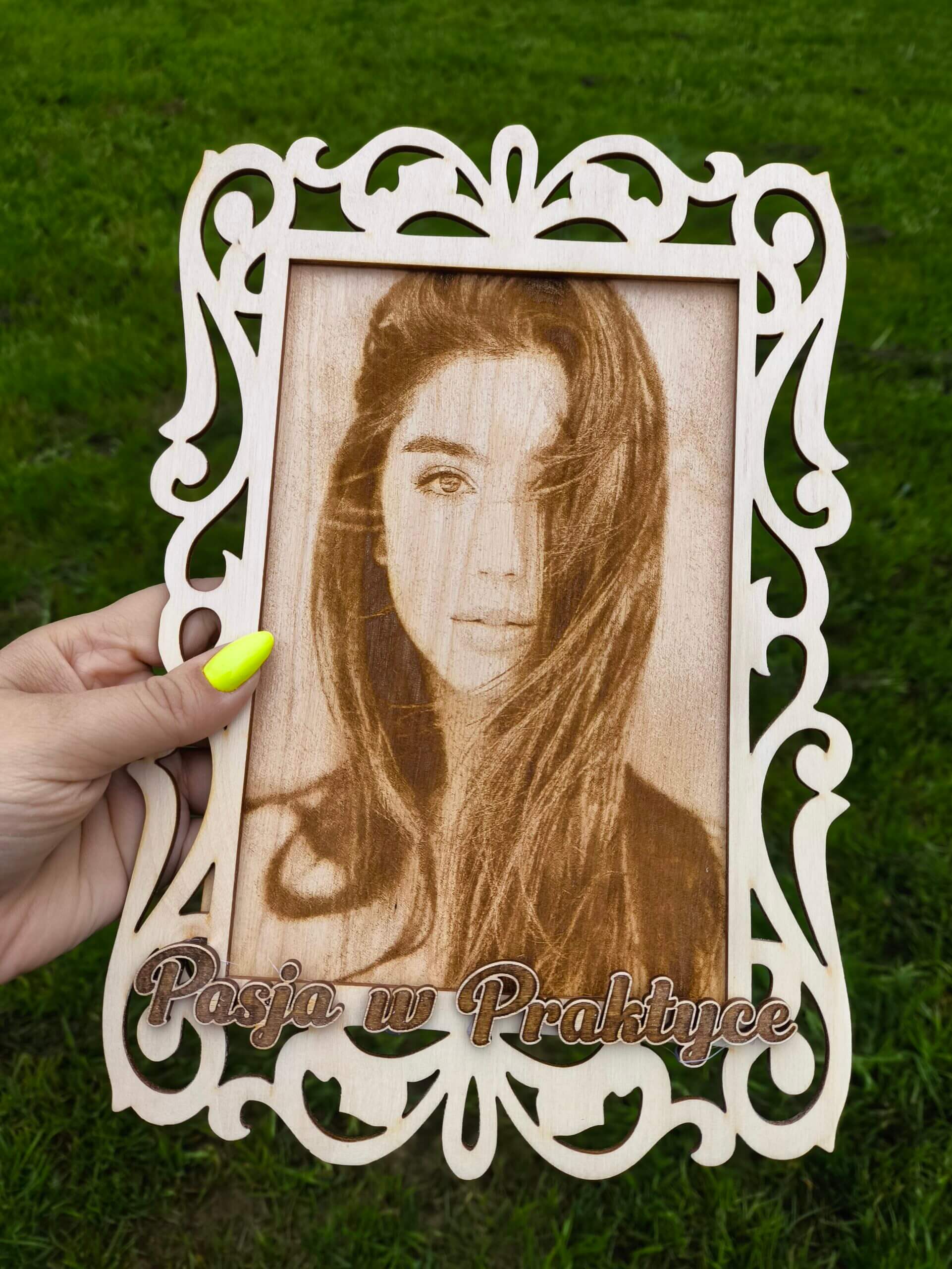 🌟 Drewniana Ramka z Grawerowanym Portretem 🌟 - obrazek 3