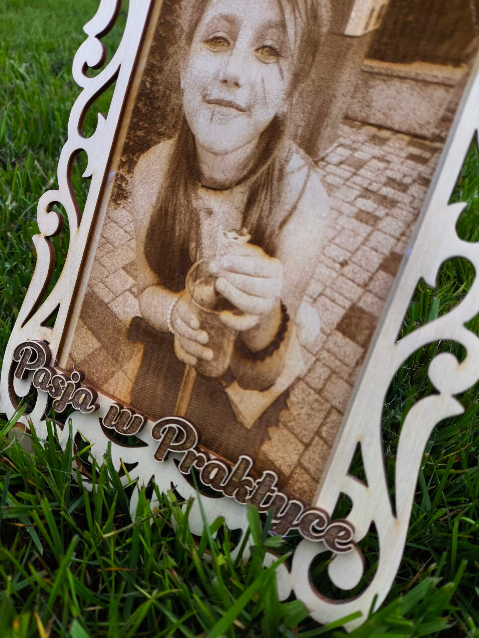 🌟 Drewniana Ramka z Grawerowanym Portretem 🌟 - obrazek 4