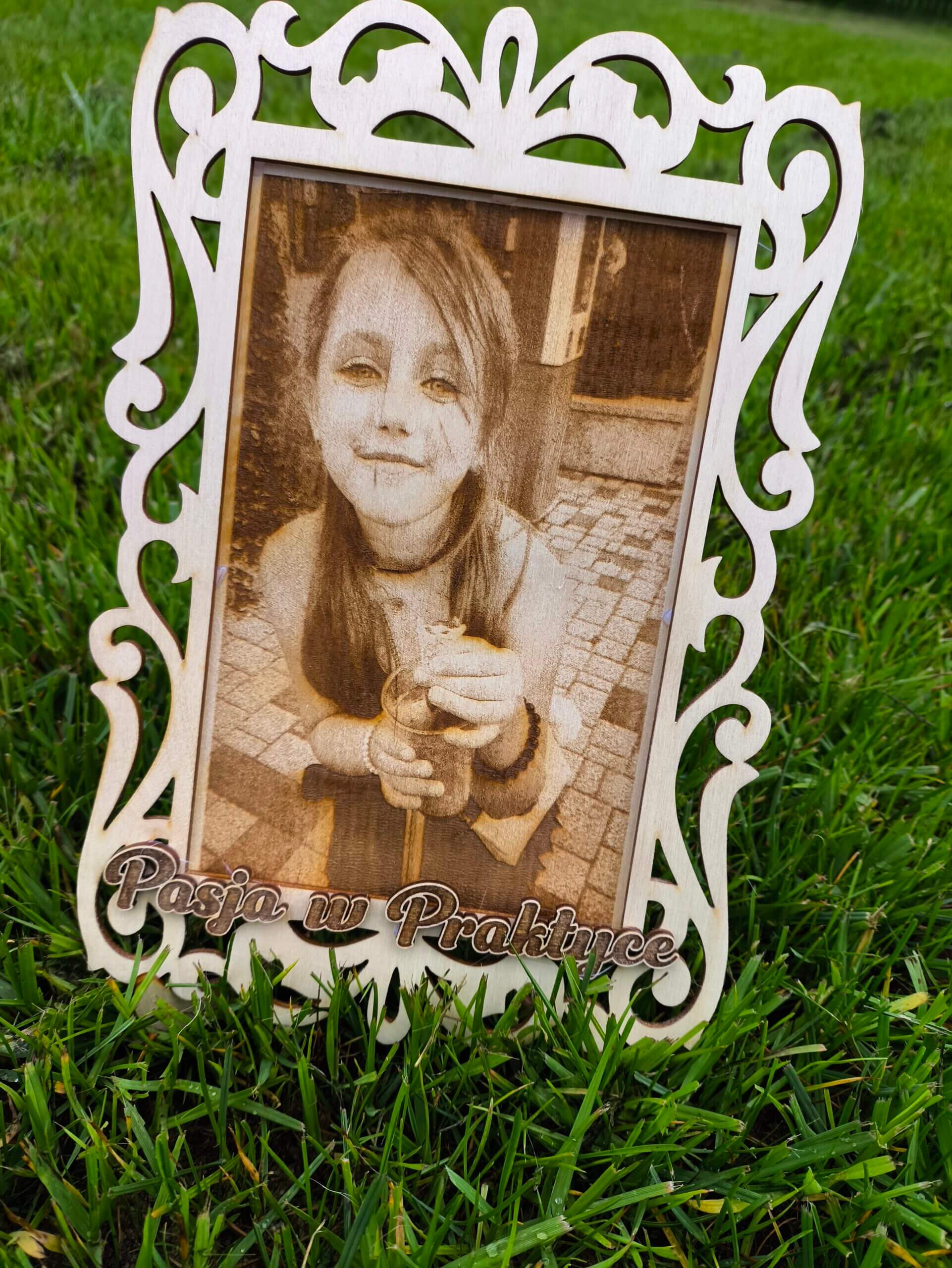 🌟 Drewniana Ramka z Grawerowanym Portretem 🌟 - obrazek 5