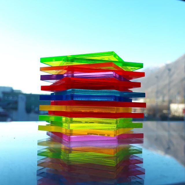 Akryl w codziennym życiu – praktyczne i estetyczne zastosowania