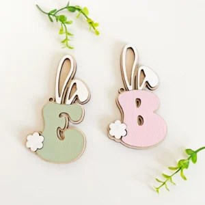 Drewniane dekoracje wielkanocne – spersonalizowane inicjały