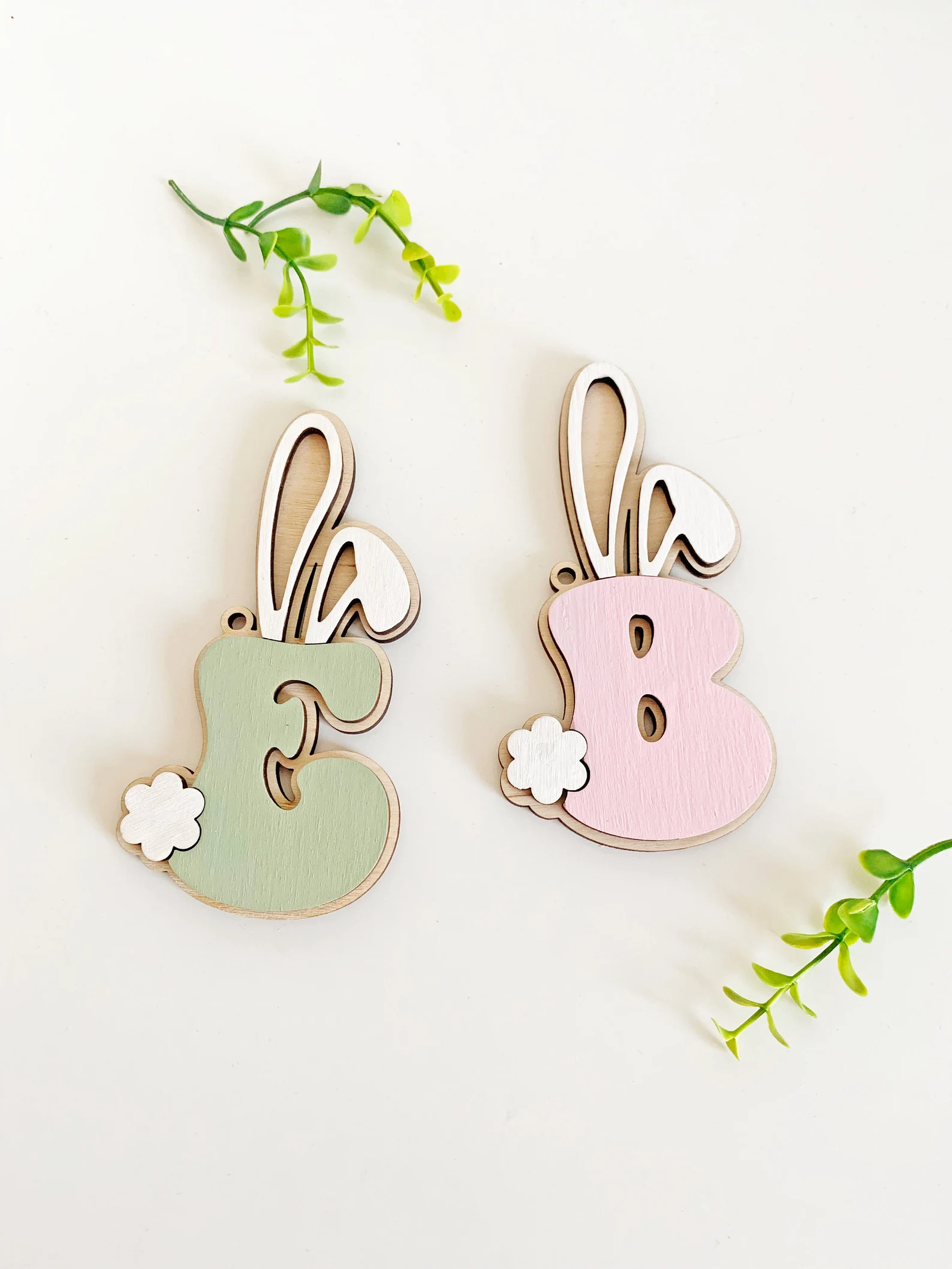 Drewniane dekoracje wielkanocne – spersonalizowane inicjały