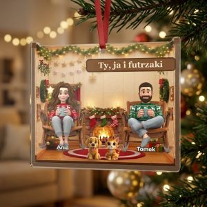 Bombka personalizowana dla pary na choince – dwie osoby w bujanych fotelach przy kominku, pies i kot