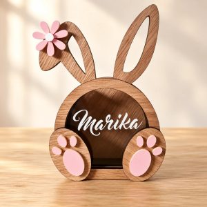 Drewniana skarbonka króliczek z różowymi łapkami, kwiatkiem i imieniem Marika